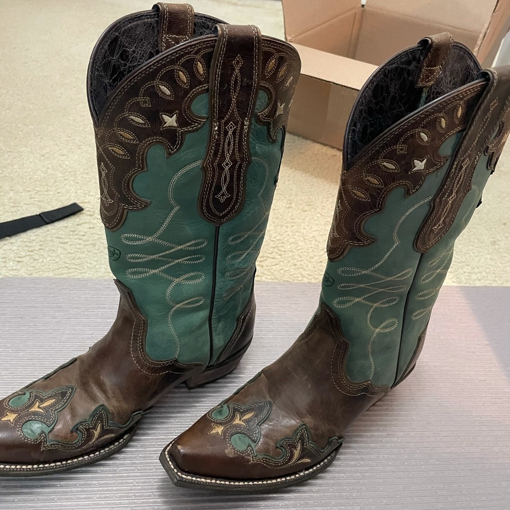 Size 8 ladies Ariat cowgirl boots